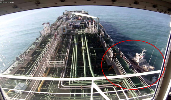 이란 혁명수비대의 고속정(오른쪽 원 안)이 지난 4일 호르무즈 해협 인근 해역에서 한국 국적 선박 한국케미에 접근해 나포하는 모습. 이 장면은 한국케미에 설치된 폐쇄회로(CC)TV에 포착됐다.연합뉴스
