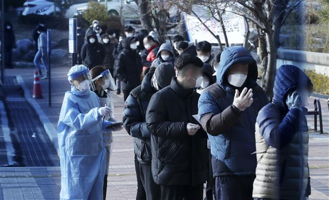 선별진료소 찾은 울산 동구 시민들 ‘코로나 검사’ - 울산시 동구 소재 한 병원에서 신종 코로나바이러스 감염증(코로나19) 확진자가 발생한 가운데 5일 동구보건소에 마련된 선별진료소에서 해당 병원을 다녀간 시민들이 코로나19 검사를 받기 위해 줄지어 서 있다. 2021.1.5 뉴스1