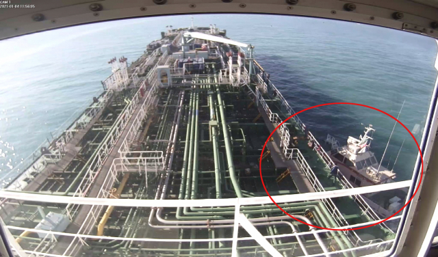 지난 4일 이란 혁명수비대에 나포되는 한국 국적 선박 ‘한국케미’ 모습. 오른쪽이 이란 혁명수비대가 타고 온 고속정이다. 사진은 나포 당시 CCTV 모습. /연합뉴스
