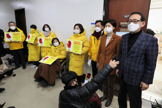 5일 오후 중대재해기업처벌법을 논의하기 위해 열린 국회 법제사법위원회 법안심사 제1소위원회 회의 시작 전 백혜련 법사위 법안심사제1소위원회 위원장과국민의힘 김도읍 법사위 간사가 발언하고 있다. /연합뉴스