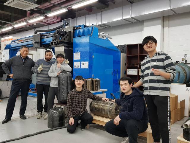 하성규 교수(왼쪽)가 연구원들과 함께 실험실에서 웃으면서 포즈를 취하고 있다.