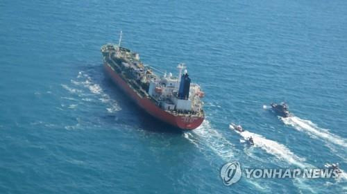 한국 국적 화학 운반선 '한국케미'에 접근하는 이란 혁명수비대 해군 함정 [타스님 뉴스·AFP=연합뉴스]