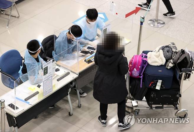 '8일부터 외국인 입국자 PCR 음성확인서 필요' (영종도=연합뉴스) 이지은 기자 = 신종 코로나바이러스 감염증(코로나19) 변이 바이러스 유행에 따라 오는 8일부터 모든 외국인 입국자에 대해 PCR(유전자증폭 검사) 음성확인서 제출을 의무화하기로 했다.  jieunlee@yna.co.kr
