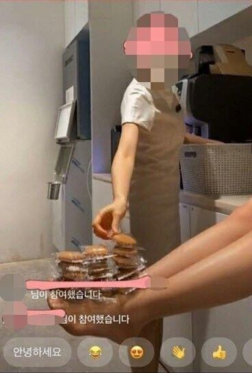 갤러리아백화점 광교점 VIP 라운지에서 고객 제공용 마카롱에 발장난 하는 모습 [온라인 커뮤니티 캡처. 재판매 및 DB 금지]