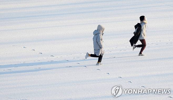 눈과 함께 찾아온 동심 [연합뉴스 자료사진]