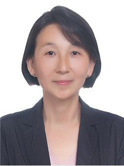 충북도 개방형 여성가족정책관에 이남희씨 내정 (서울=연합뉴스) 충북도가 개방형 직위(4급)인 여성가족정책관에 이남희 충북여성재단 대표이사를 내정했다고 5일 밝혔다.      서울대 서양사학과를 졸업한 이 내정자는 서울대 여성연구소 책임연구원, 여성가족부장관 정책보좌관, 한국여성연구소장 등을 거쳐 2019년부터 충북여성재단을 이끌어 온 여성 분야 전문가이다.      [충북도 제공. 재판매 및 DB 금지] photo@yna.co.kr