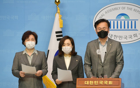 국회 법제사법위원회 소속 유상범(오른쪽부터), 전주혜, 조수진 국민의힘 의원들이 6일 국회 소통관에서 추미애 법무부 장관의 검찰 고발에 대해 기자회견하고 있다.(사진=연합뉴스)