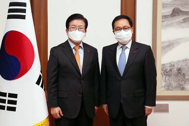 박병석 국회의장이 6일 유영민 대통령 비서실장의 예방을 받고 있다.(사진=국회)