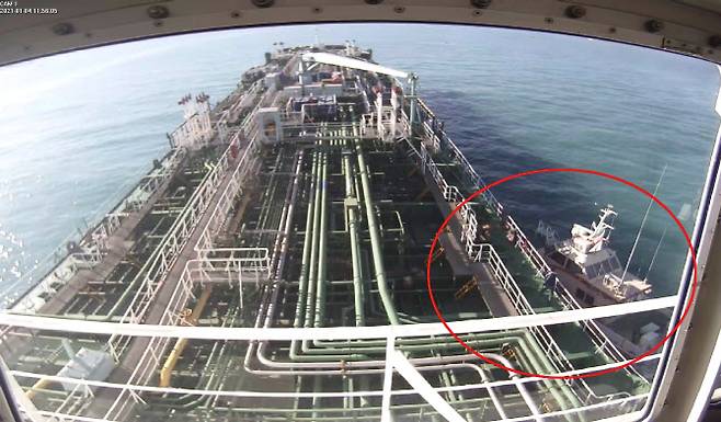 지난 4일 이란 혁명수비대에 나포되는 한국 국적 선박 ‘한국케미’ 모습. 오른쪽이 이란 혁명수비대가 타고 온 고속정이다. 사진은 나포 당시 CCTV 모습. [사진=연합뉴스제공]