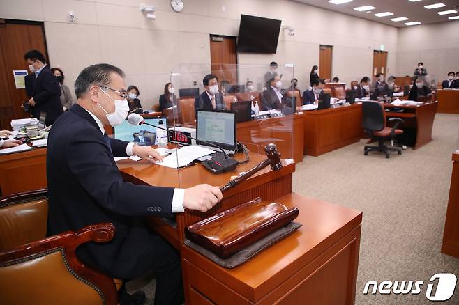 이개호 국회 농림축산식품해양수산위원장이 지난해 11월13일 서울 여의도 국회에서 열린 농림축산식품해양수산위 전체회의에서 의사봉을 두드리고 있다. 2020.11.13/뉴스1 © News1 박세연 기자