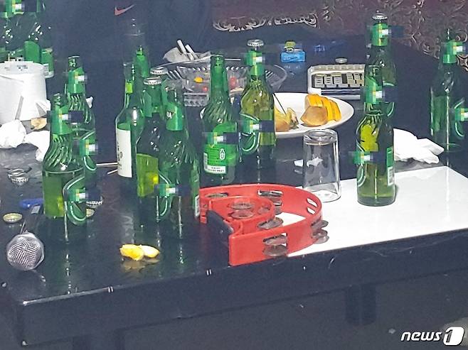 전북경찰청은 집합금지 명령을 어기고 문을 연 완주의 한 유흥주점의 업주 A씨(40대)와 이 곳을 찾은 손님 8명 등 9명을 감염병예방법 위반 혐의로 적발했다고 6일 밝혔다.(전북경찰청 제공)2021.1.6 /© 뉴스1