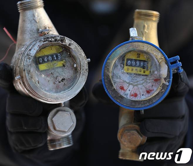 전국적인 한파로 동파된 수도 계량기를 정리하고 있다. /뉴스1 © News1
