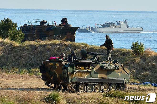 한국군 육·해·공 합동상륙훈련에 참가한 해병대 KAAV(한국형상륙돌격장갑차)와 기갑부대가 해안으로 돌격하고 있다.2019.4.3/뉴스1 © News1 최창호 기자