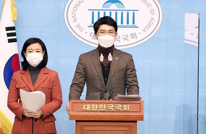 국민의힘 황보승희(왼쪽)  의원과 김병욱 의원이 아동학대 방지 관련 4법(이른바 정인이법) 발의 기자회견을 하고 있다. /뉴시스