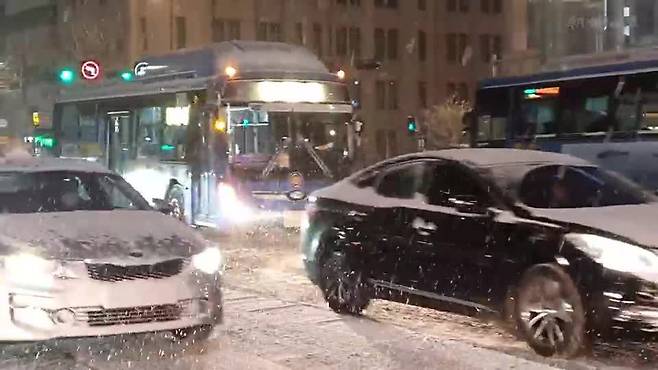 서울 전역에 대설주의보가 발효된 6일 저녁 서울 광화문역, 을지로 인근에서 시민들이 퇴근길을 재촉하고 있다./조선DB
