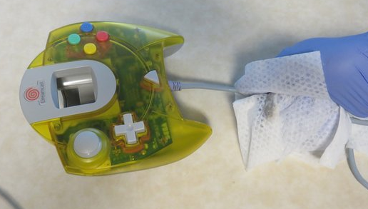 (게임기 패드만 닦아도 까만 때가 나온다.. 누가 만졌을지 알고 그대로 둔단 말인가?)