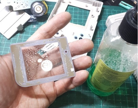 (액정 커버도 글라스 세척제로 정리.. 너무 세게 하면 상처가 생기니 조심)