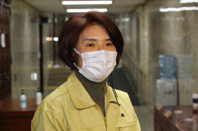 더불어민주당 한정애 정책위의장이 지난달 31일 오전 국회에서 정책조정회의가 끝난 뒤 환경부장관 후보자로 지명된 소감을 밝히고 있다. 공동취재사진단