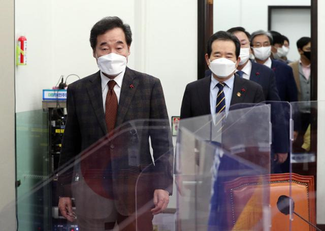 지난달 27일 국회에서 열린 고위 당정청협의회에 참석하는 이낙연 더불어민주당 대표(왼쪽)와 정세균 국무총리. 이들 대선 주자를 중심으로 2차 전국민 재난지원금이 필요하다는 주장이 여당 내에서 나오고 있다. 연합뉴스