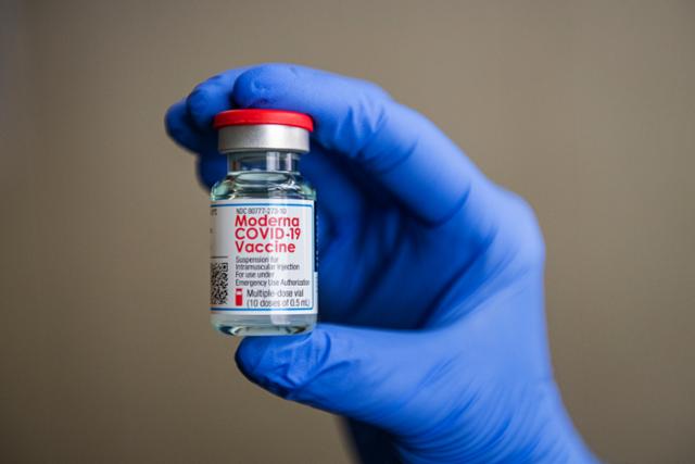 의료진이 모더나 백신 병을 들어 보이고 있다. AP 뉴시스