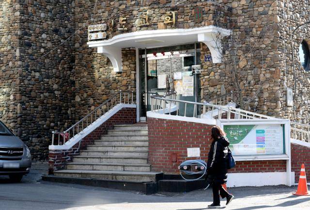 신종 코로나바이러스 감염증(코로나19) 집단 감염이 발생한 경기 부천시 성도교회의 6일 모습. 뉴스1