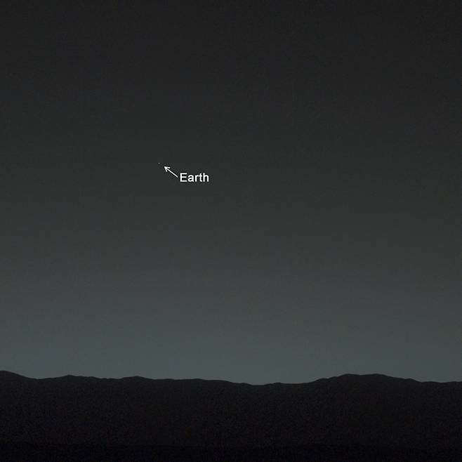 화성에 인류가 도착한 뒤 지구와 달을 본다면 ‘저녁의 밝은 별’로 부를 만하다.  [NASA]