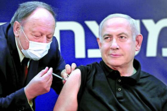 지난달 19일 백신 접종을 시작한 이스라엘에서 베냐민 네타냐후 총리가 이날 생중계되는 가운데 백신을 맞고 있다. [로이터=연합뉴스]