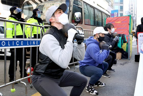 대한민국 기능성 피트니스 협회 관계자들이 5일 오후 서울 영등포구 더불어민주당 당사 앞에서 크로스핏 동작 퍼포먼스를 하며 방역 지침에 따른 운동시설 폐쇄를 항의하는 시위를 하고 있다. 장진영 기자