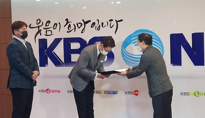 박중민 KBS N 대표이사가 박용택과 김태균에게 야구 해설위원 위촉장을 수여하고 있다.