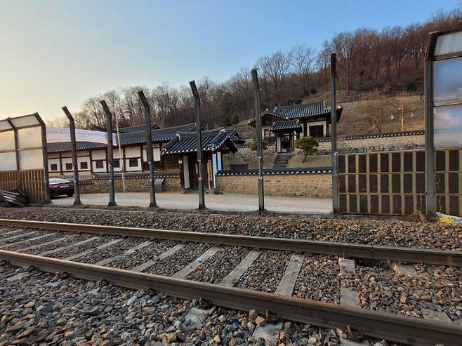 석주 이상룡 선생의 생가인 임청각 앞에는 일제강점기 설치된 철로가 가로지른다. 경북도 등은 철로와 옹벽을 철거하고 주변을 복원할 예정이다. 안동문화지킴이 제공
