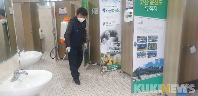 ▲ 해남군이 코로나19로 인해 어려움을 겪고 있는 관광업계 종사자를 관광지 방역관리 요원으로 선발해 호응을 얻고 있다.[사진=해남군]