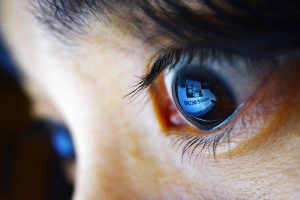 ‘패시브인컴’(passive income)을 찾는 젊은 직장인의 눈동자에 단어 철자가 비쳐있다. 윤성호 기자