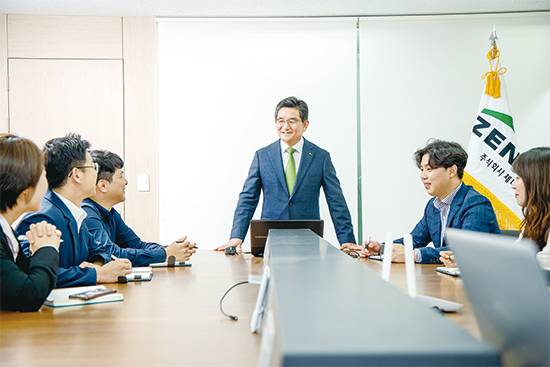 창립 25주년을 맞이한 제니엘그룹 박인주 회장이 임직원들과 담소를 나누고 있다. <제니엘 제공>