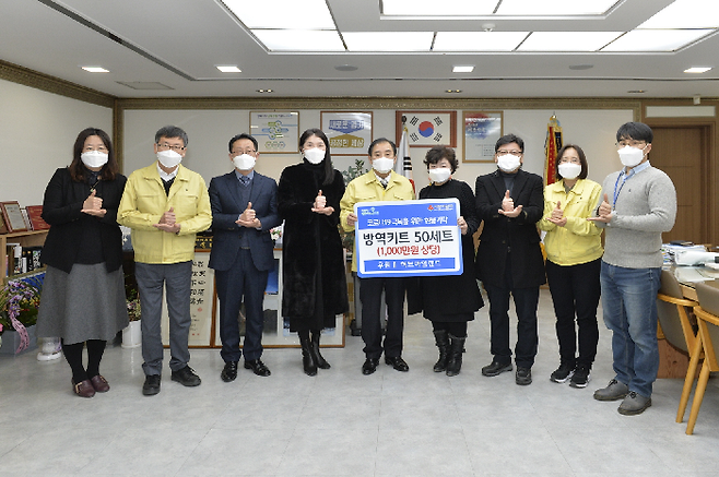 포천시는 지난 5일 지역 캠핑업체 모임인 We Cam으로부터 이웃돕기 성금500만 원을 기탁받았다고 밝혔다. / 사진제공=포천시