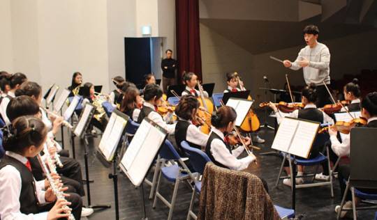 지난 2019년 12월 4일, 류효준 교사가 이끄는 영선초등학교 오케스트라가 대구광역시 남구 우봉아트홀에서의 정기연주회를 앞두고 마지막 리허설을 진행하고 있다.  초록우산어린이재단 제공