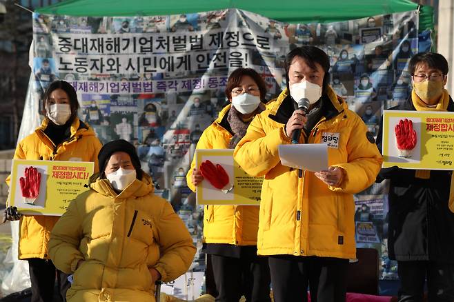 [헤럴드경제=이상섭 기자]김종철 정의당 대표가 6일 오전 국회 본청 단식농성장 앞에서 열린 중대재해기업처벌법 제정 관련 대표단 - 의원단 긴급 기자회견에서 국회 법제사법위원회에 기업의 대표이사 등 경영책임자 책임 규정 등을 요구하고 있다. babtong@heraldcorp.com