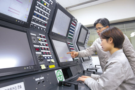 한국전기연구원 전기선박 육상시험소 시스템제어연구센터 연구진들이 관련 연구를 수행하고 있다. [한국전기연구원 제공]