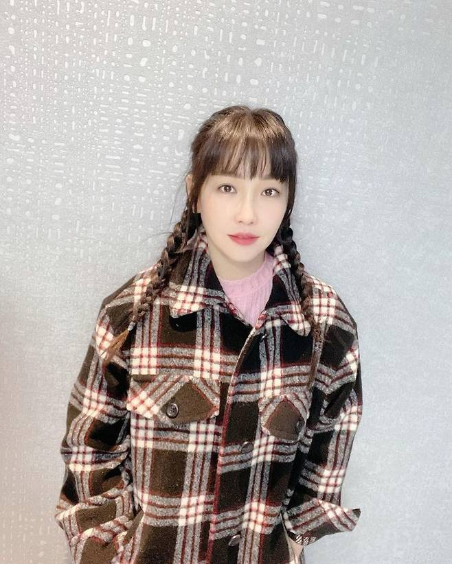 Actor Lee Yoo-ri flaunted her beautiful looks duringLee Yoo-ri posted two photos on his personal instagram on January 6 with a short article #Leeoo-ri # Get a lot of new seas.Lee Yoo-ri in the photo is staring at the camera with her head braided in a bifurcation.The doll-like visuals are second, and Alone is impressed with the beautiful looks while eating Age backwards.Despite the casually dressed attire, the beauty looks are as radiant as the beauty looks.The netizens responded, Please tell me the secret to eating backwards and It is still beautiful.