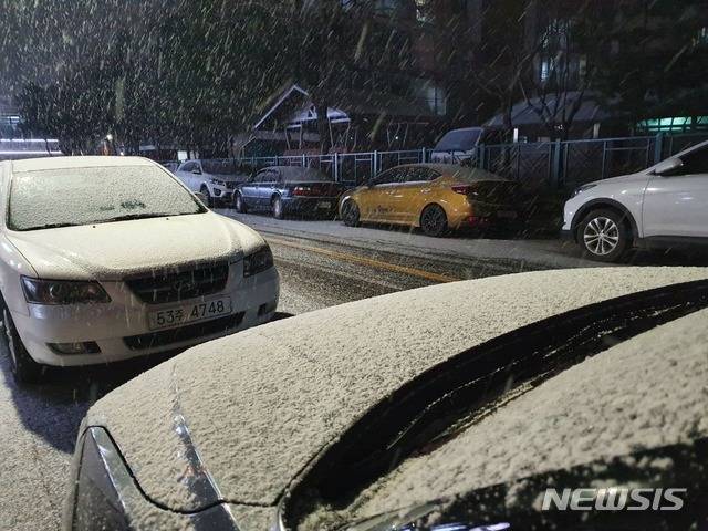 [춘천=뉴시스]장경일 기자 = 강원 영서와 중부 산간에 대설주의보가 발효 중인 6일 밤 춘천시에 많은 눈이 내려 도로와 차량들에 쌓이고 있다. 2021.01.06. jgi1988@newsis.com