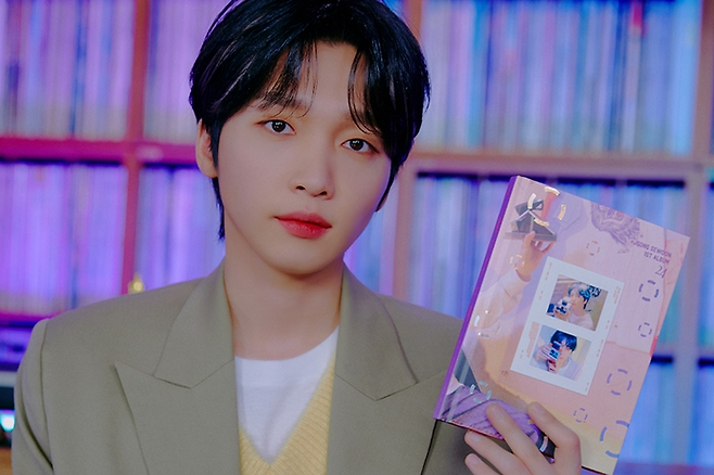 정세운이 정규 1집 '24' 파트 2 앨범을 들고 있는 모습. 스타쉽엔터테인먼트 제공