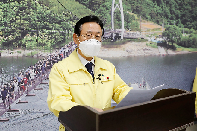 이차영 충북 괴산군수가 6일 브리핑을 열어 지역 내 코로나19 상황을 설명하고 있다. 괴산군 제공