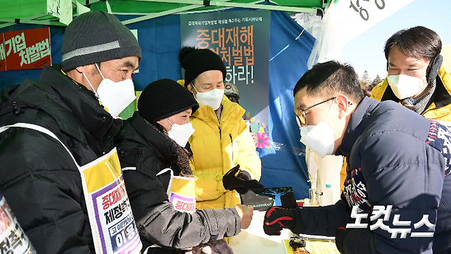 방송인 김제동이 6일 국회 본청 앞 중대재해기업처벌법 제정 촉구 단식농성장을 방문해 고 이한빛 PD 부친 이용관씨와 고 김용균 어머니 김미숙 김용균재단 이사장 등과 인사하고 있다. 윤창원 기자