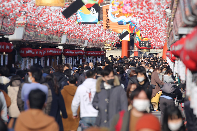 도쿄의 관광지인 센소지 인근 상점가에 가득찬 행락객들. 연합뉴스