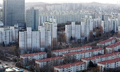 지난 5일 재건축 연한(준공 후 30년)을 채운 서울 양천구 목동 아파트 4단지 모습. 뉴스1