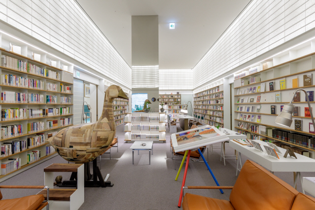 서울 강남구에 위치한 소전서림은 4만 권의 책을 보유한 멤버십 사설 도서관이다. 종일권을 끊으면 나만의 독립된 공간에서 하루 종일 책을 읽을 수 있는 시간을 제공한다.