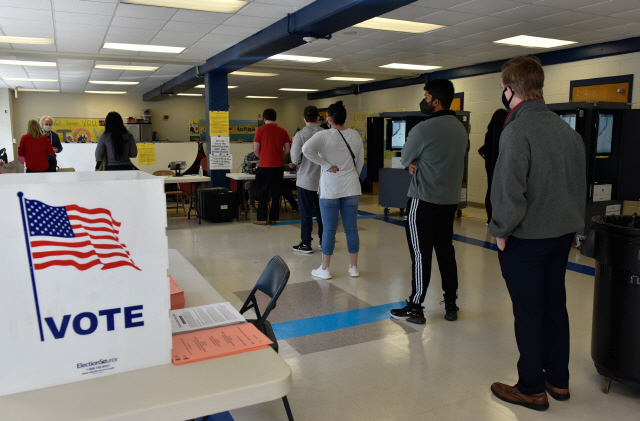 미국 조지아주 애틀랜타의 세라 스미스 초등학교에 마련된 투표소에서 5일(현지 시간) 유권자들이 상원의원 선거 결선 투표에 참여하기 위해 줄지어 있다. /AFP연합뉴스