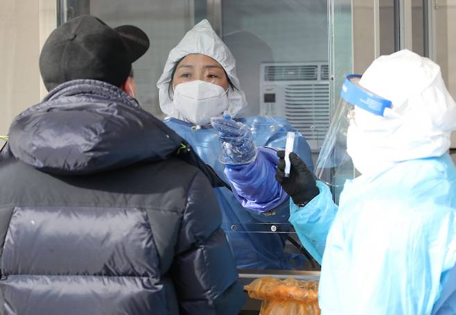 5일 오후 서울 서초구 반포종합체육관에 마련된 임시 선별검사소에서 의료진이 코로나19 검체 검사를 하고 있다. 연합뉴스