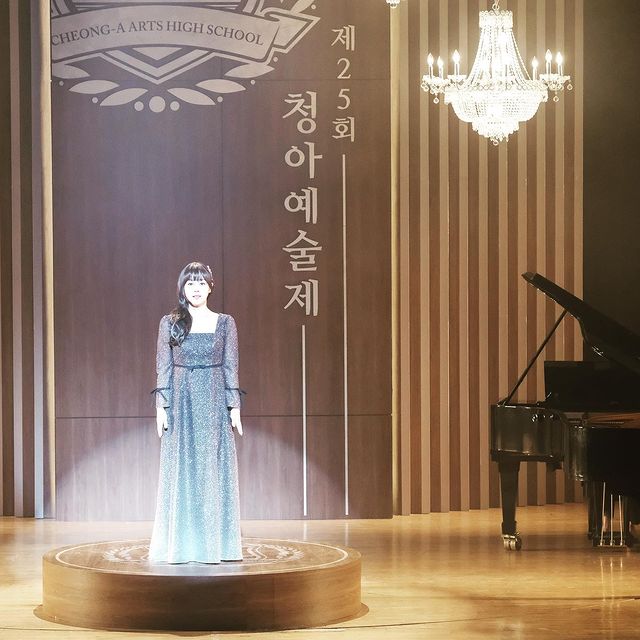 Eugene posted a picture on his Instagram on the 6th with an article entitled #Penthouse # Oh Yoon Hee # Season 2 # Thank you for loving me a lot ~ Ill take a break ~ Ill be hard for you too.The photo showed Eugene in the shooting scene of SBS drama Penthouse season 1.Eugene played the role of the main character Oh Yoon-hee in the play, and played a big role with Lee Ji-ah (played by Shim Soo-ryun) and Kim So-yeon (played by Chun Seo-jin).Eugene reversed the role of Oh Yoon-hee as the true criminal of the Murder case of Min-seol-ah (Jo Soo-min).He tried to use him by approaching Ju Dan-tae (played by Eom Ki-jun) as an affair, but he was forced to commit the Murder case and finished season 1.Meanwhile, Penthouse season 1 ended 21 times on the 5th. Penthouse season 2 will be broadcast in February.