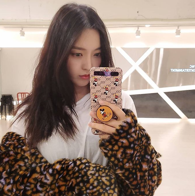 Group AOA Anthem has certified a consistent practice.Chan Mi posted a picture on his instagram on the 6th with an article entitled Do not stiffen your body.The photo showed Anthem AOA agency FNC Entertainment practice room. In the photo, Chan Mi dressed up in a leopard-printed fur jacket over a white T-shirt.He naturally hangs his hair down to his chest and shows off his innocent charm.AOA, which has been underperforming since releasing its sixth mini album, New Moon in November 2019.Nevertheless, the netizens applaud Chan Mis sincerity, which is constantly practicing dance.The netizens responded that Chan Mi will continue to support, It is beautiful today, It is always nice and beautiful to try.PhotoChan Mi SNS