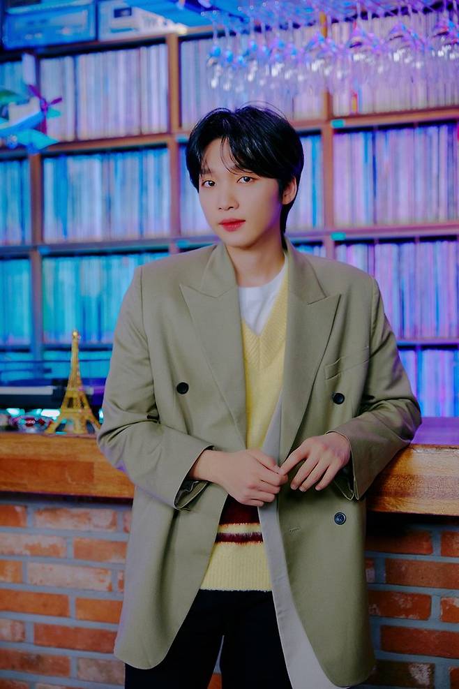 정세운, 정규 완성한 정세운 "이제야 1집 가수…이야깃거리 아직 많죠" (서울=연합뉴스) 오보람 기자 = "외롭고 무기력할 때, 멍하고 공허할 때 아무 부담 없이 들러서 마음을 채울 수 있는 나의 등불"      정규 1집 '24'의 두 번째 파트를 들고 돌아온 정세운은 6일 온라인으로 열린 음악감상회에서 신보를 두고 이렇게 표현했다.      지난해 발표한 파트1이 담은 메시지와 비슷하지만, 음악의 결은 다소 다르다. 파트1이 밝고 에너지 넘치는 음악으로 청춘을 위로했다면, 이번 파트는 어두우면서도 깊은 여운을 남기는 노래들로 청자에게 희망을 전한다. [스타쉽엔터테인먼트 제공. 재판매 및 DB 금지]